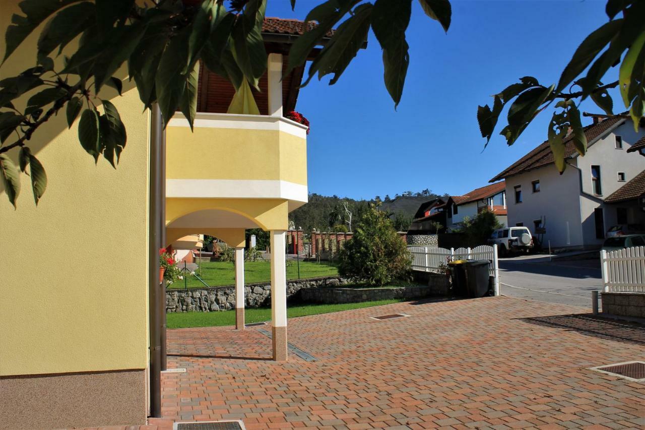 Yellow Dreamhouse Postojna Exterior photo